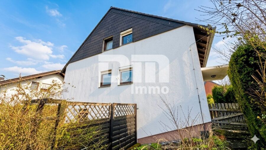 Gepflegtes 1 bis 2 Familienhaus in gesuchter Ortsrandlage mit Panoramablick - Rückansicht